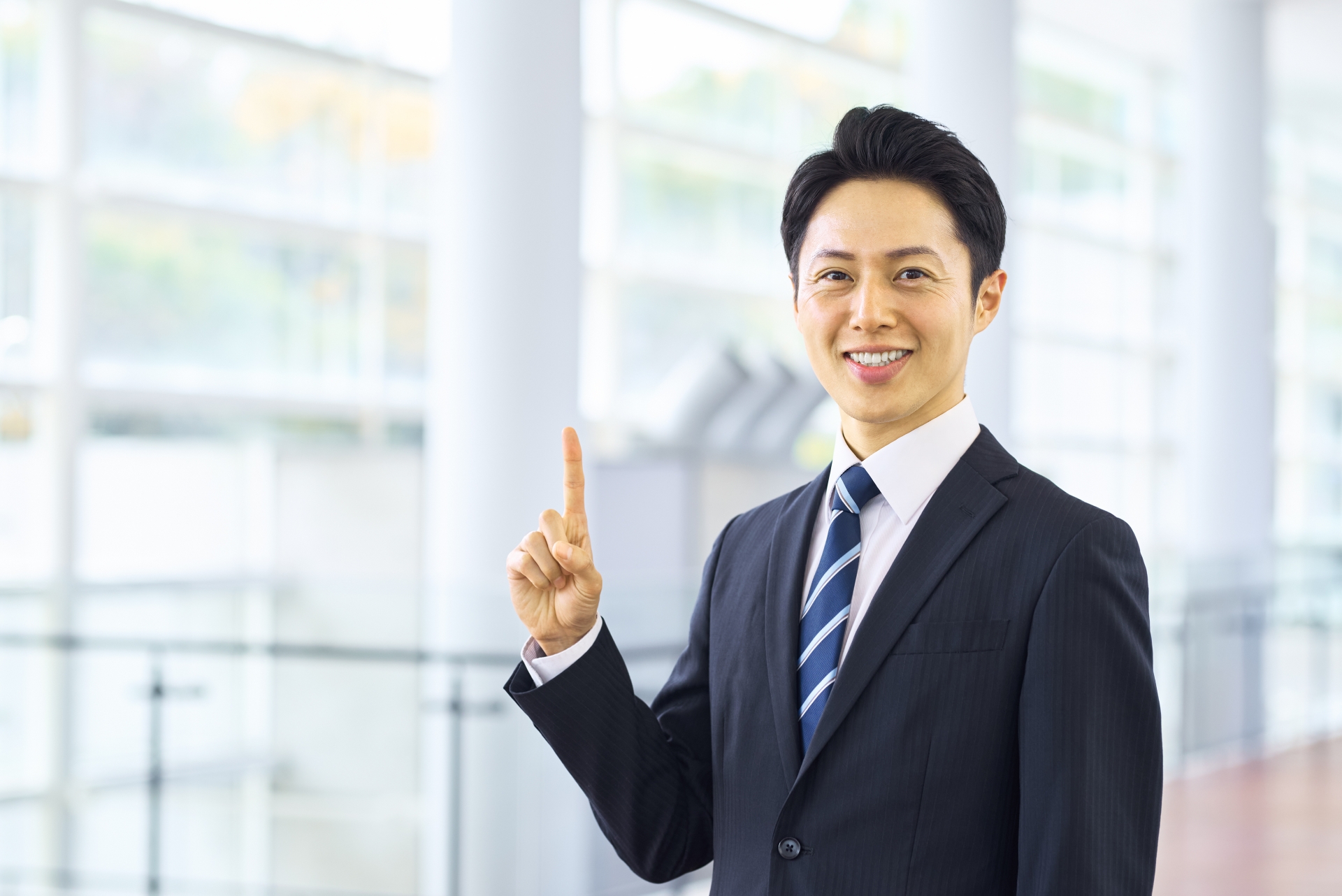 人差し指を立てているビジネスマン