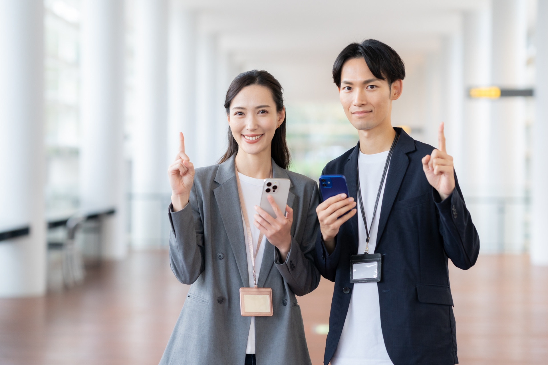スマホを見る男女のビジネスマン