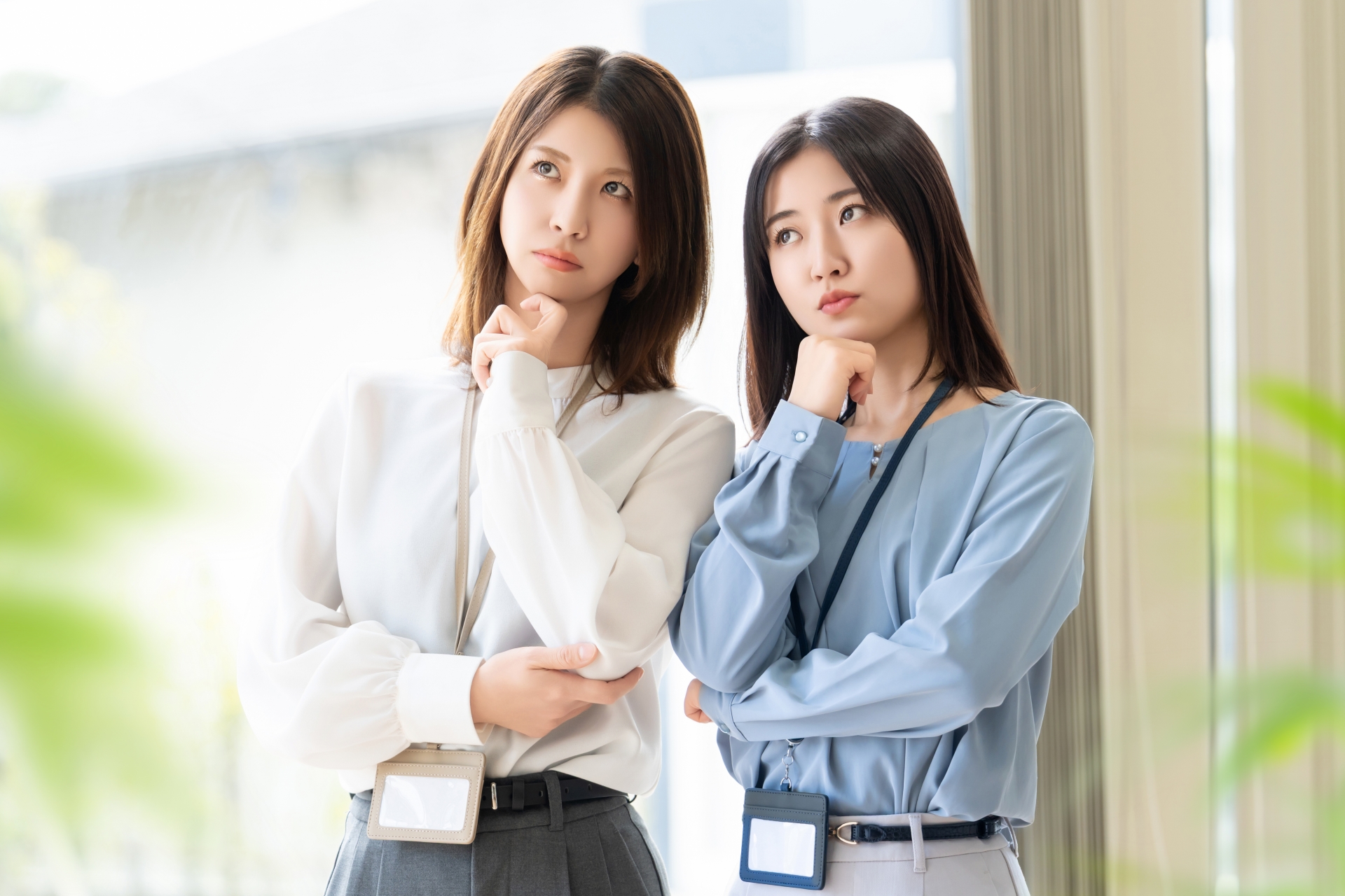 考える2人の女性