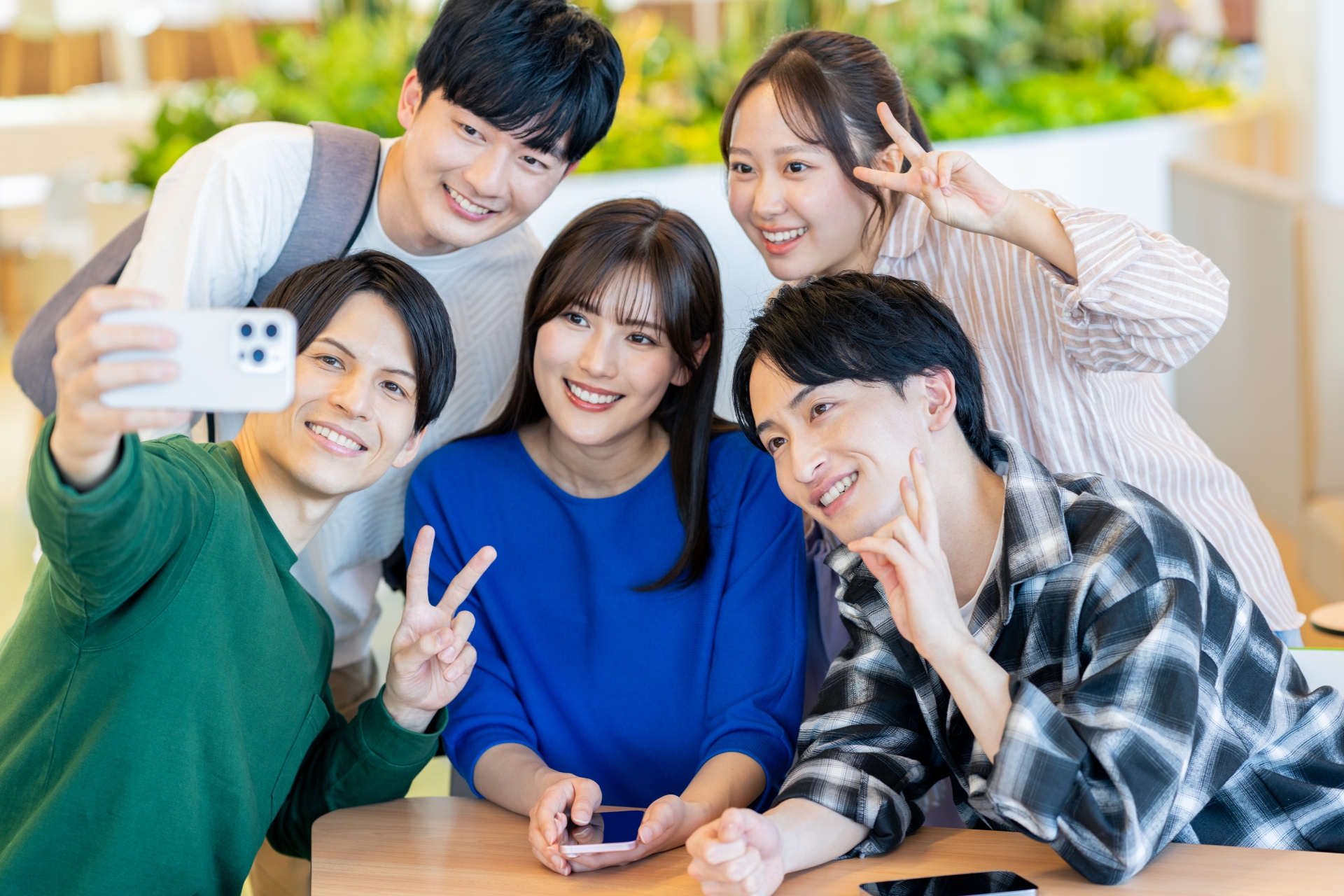 写真を撮る大学生