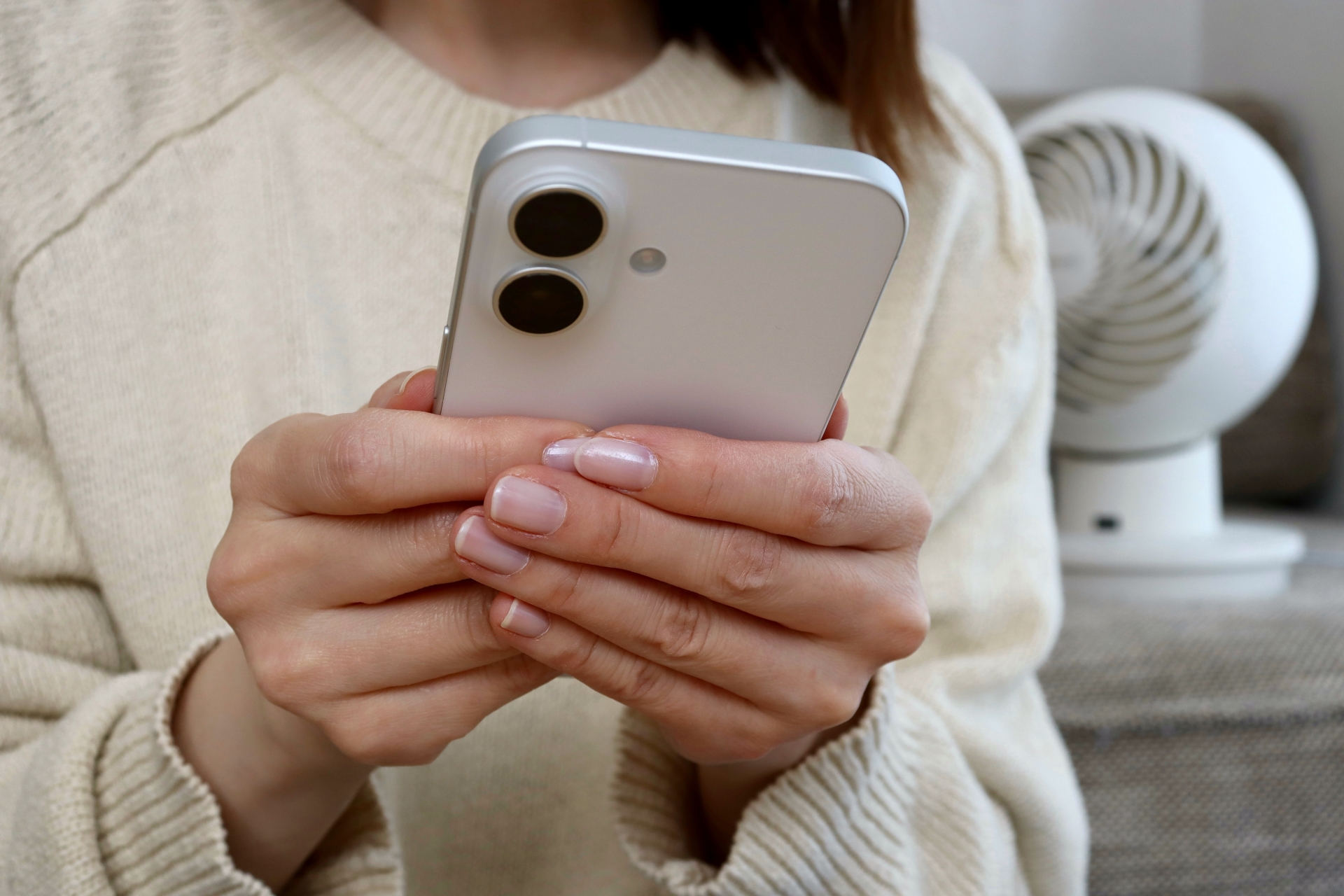 スマボを使う女性