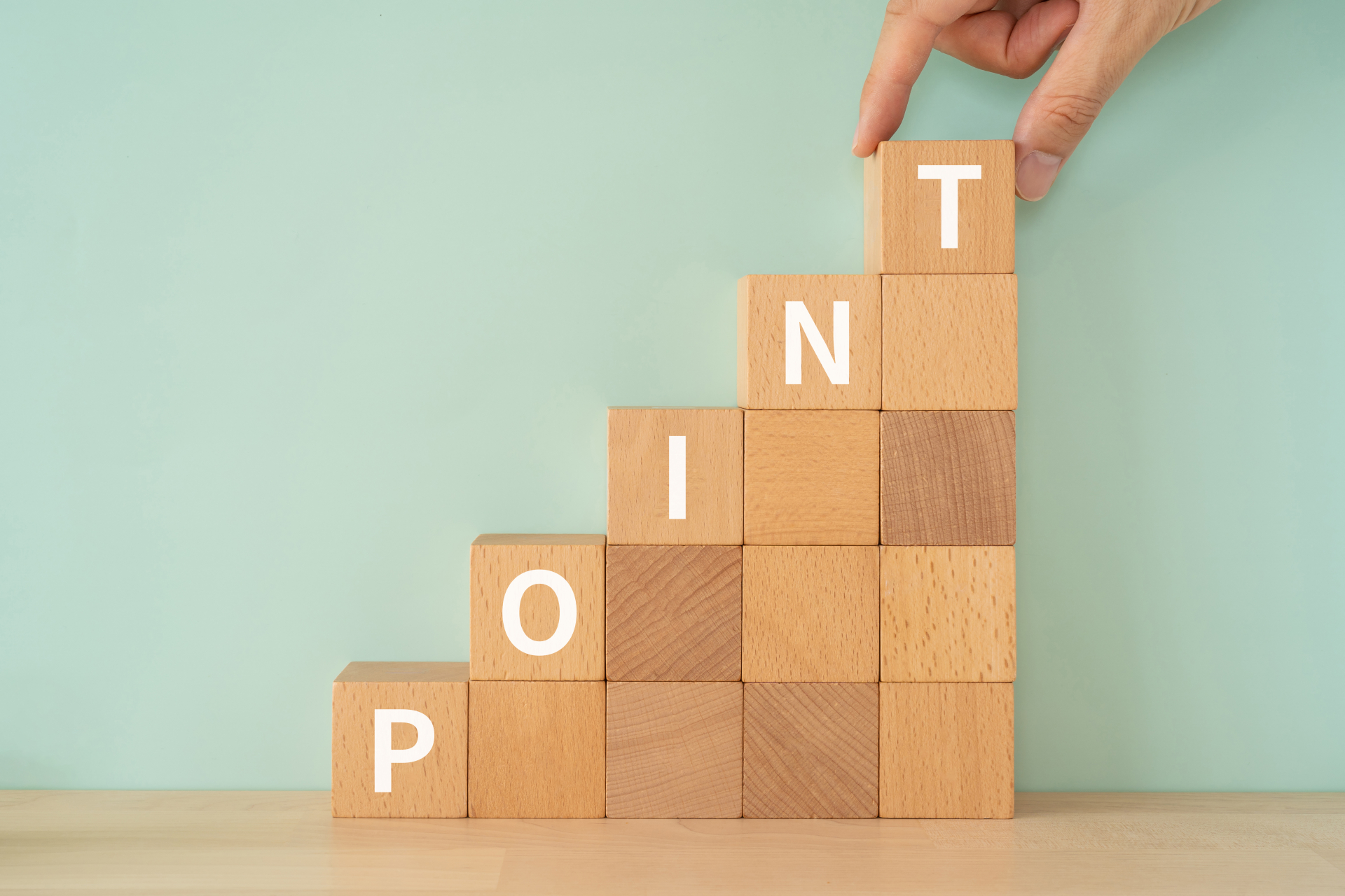 POINTと書かれたブロックと手