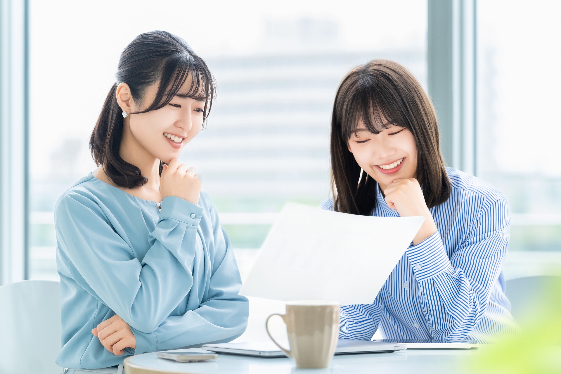 考える2人の女性