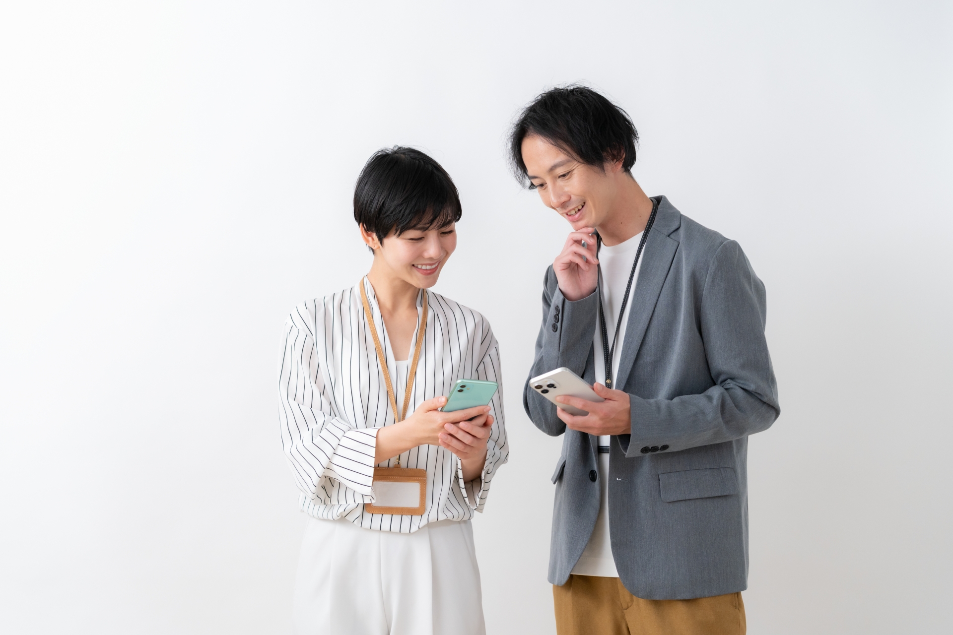 白バックの若い男女のビジネスマン