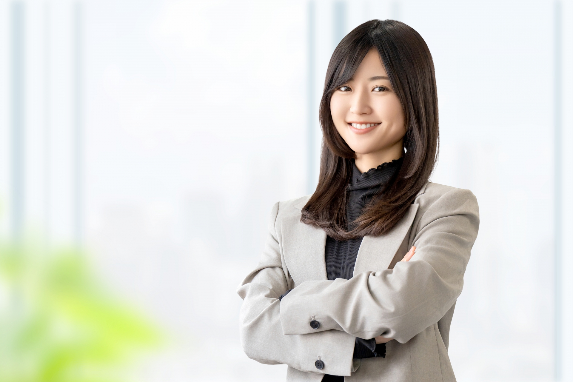 腕を組んで微笑む女性