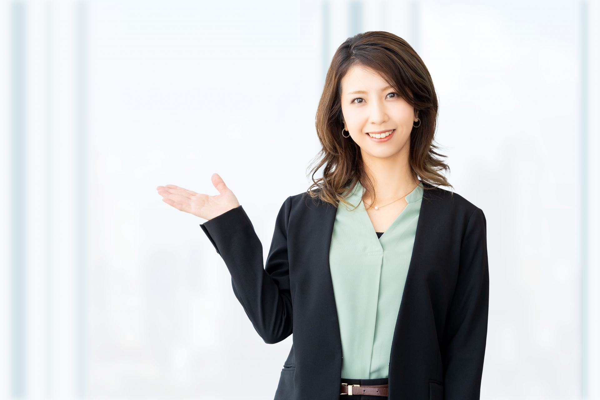 案内をする笑顔の女性