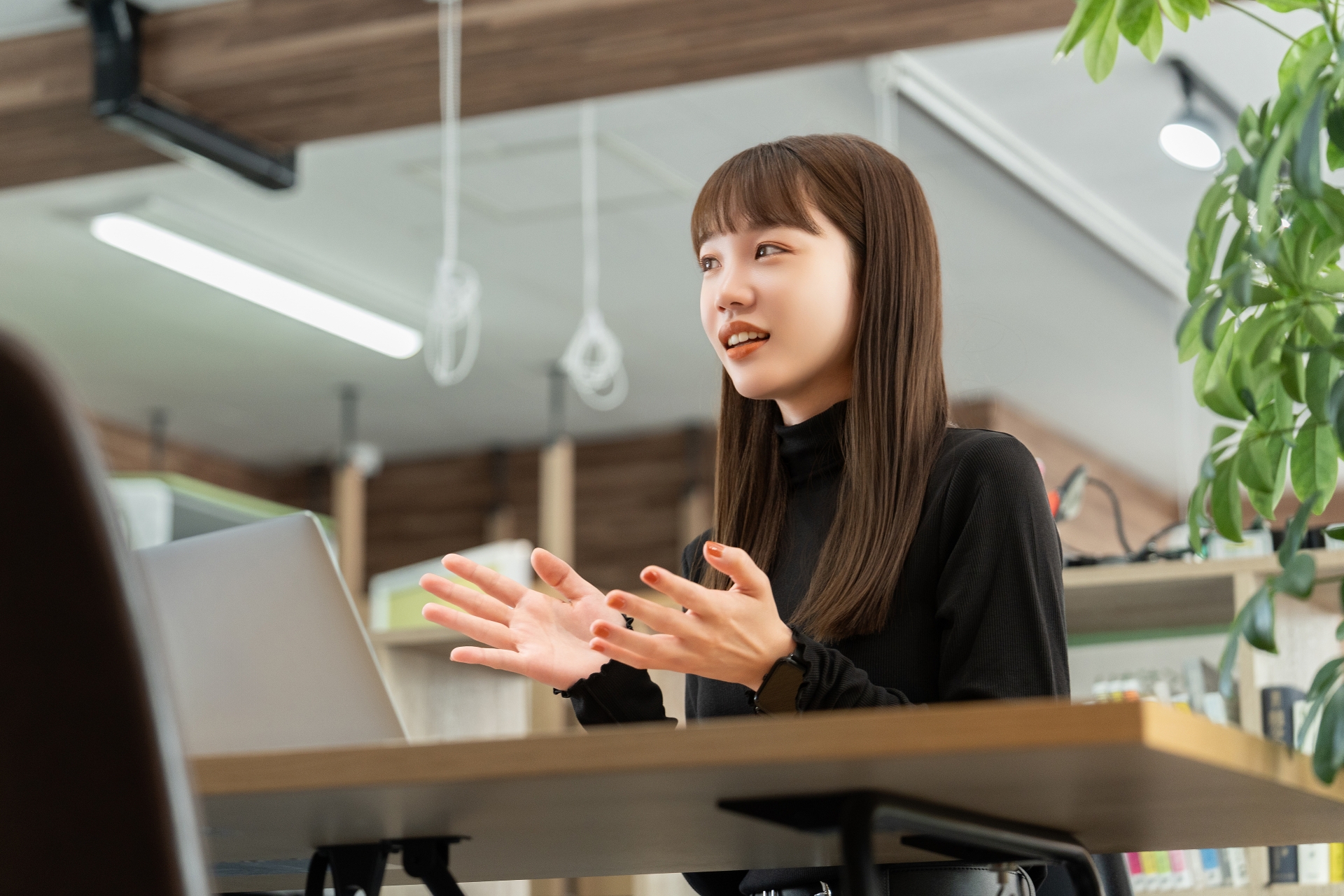 笑顔で対話をする女性