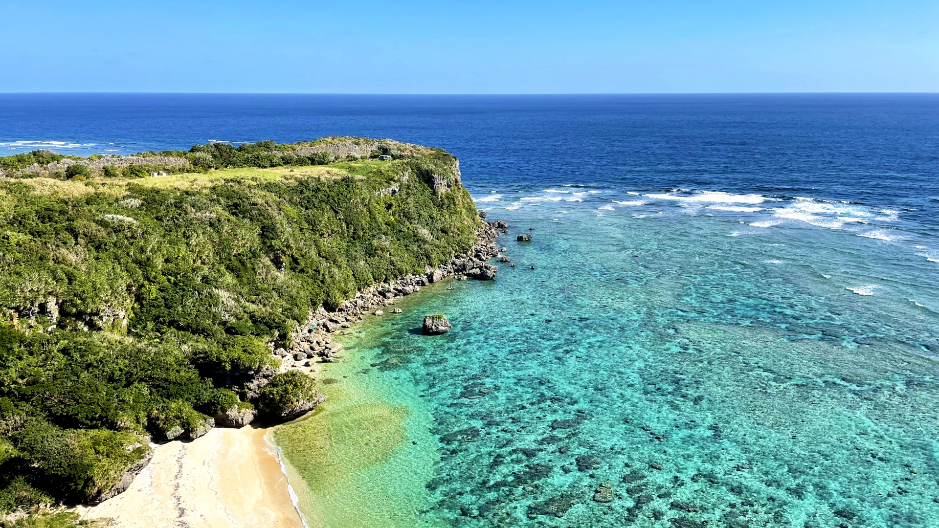 絶景の沖縄の青い海と空