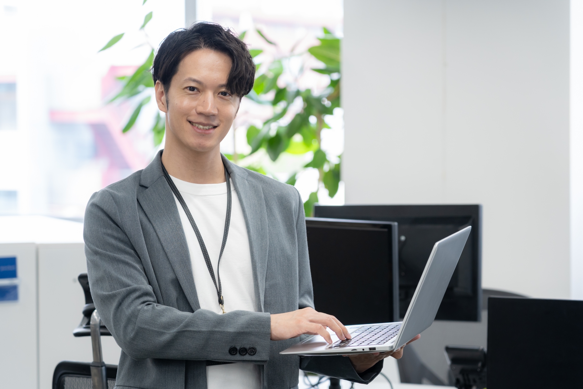 オフィスカジュアルの若い男性エンジニア