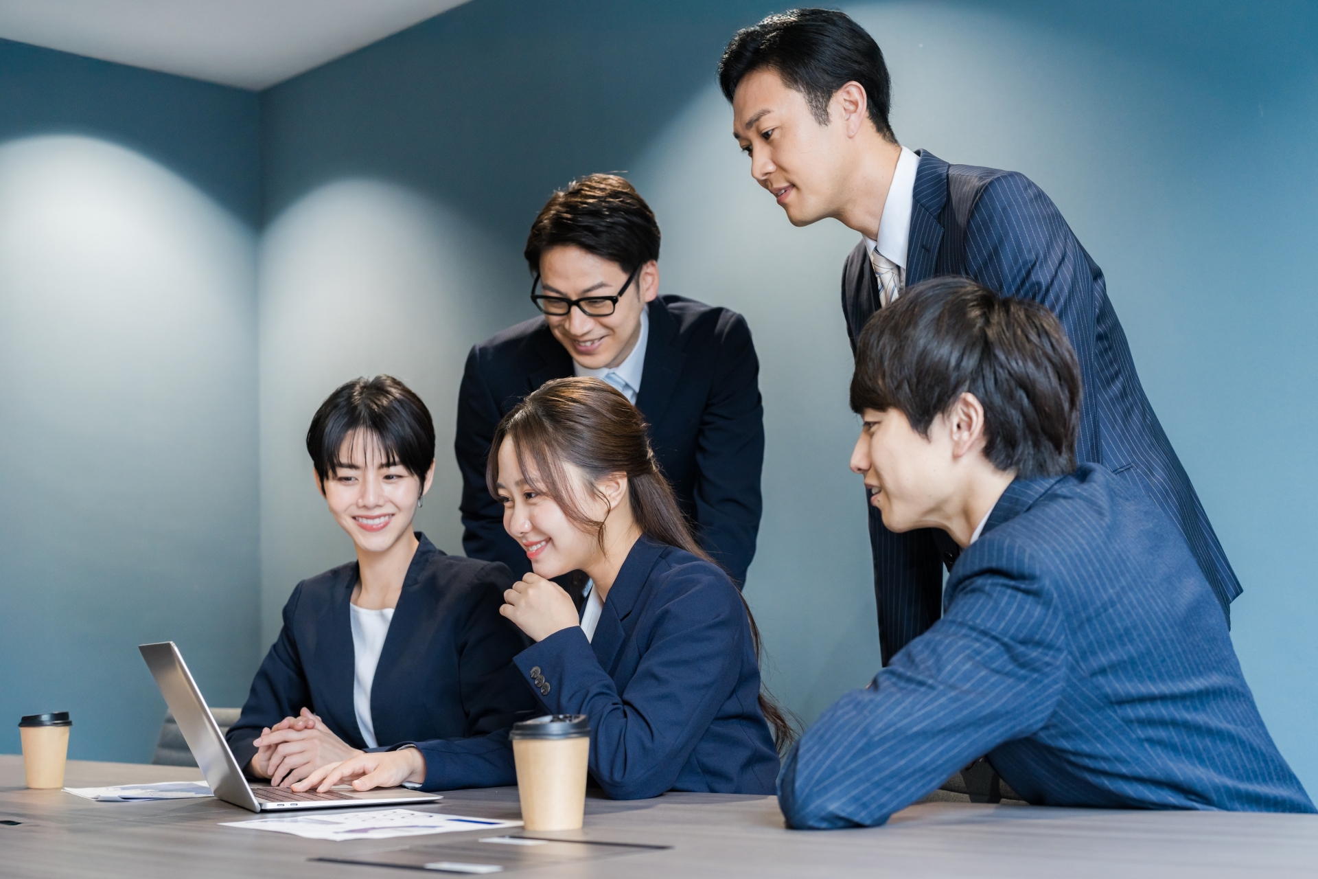 ミーティングするビジネスパーソン
