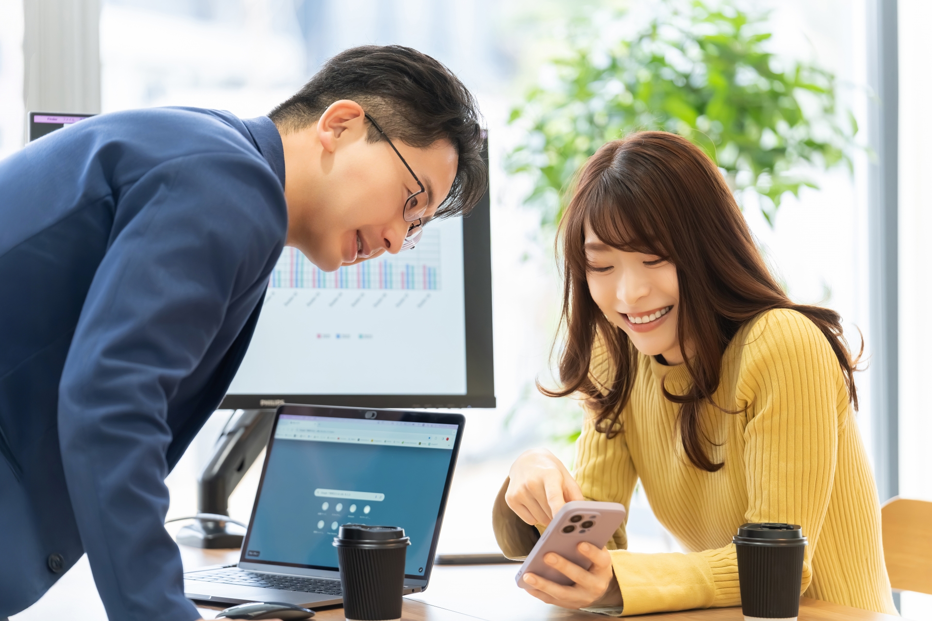 ミーティングをする男女2人のビジネスマン