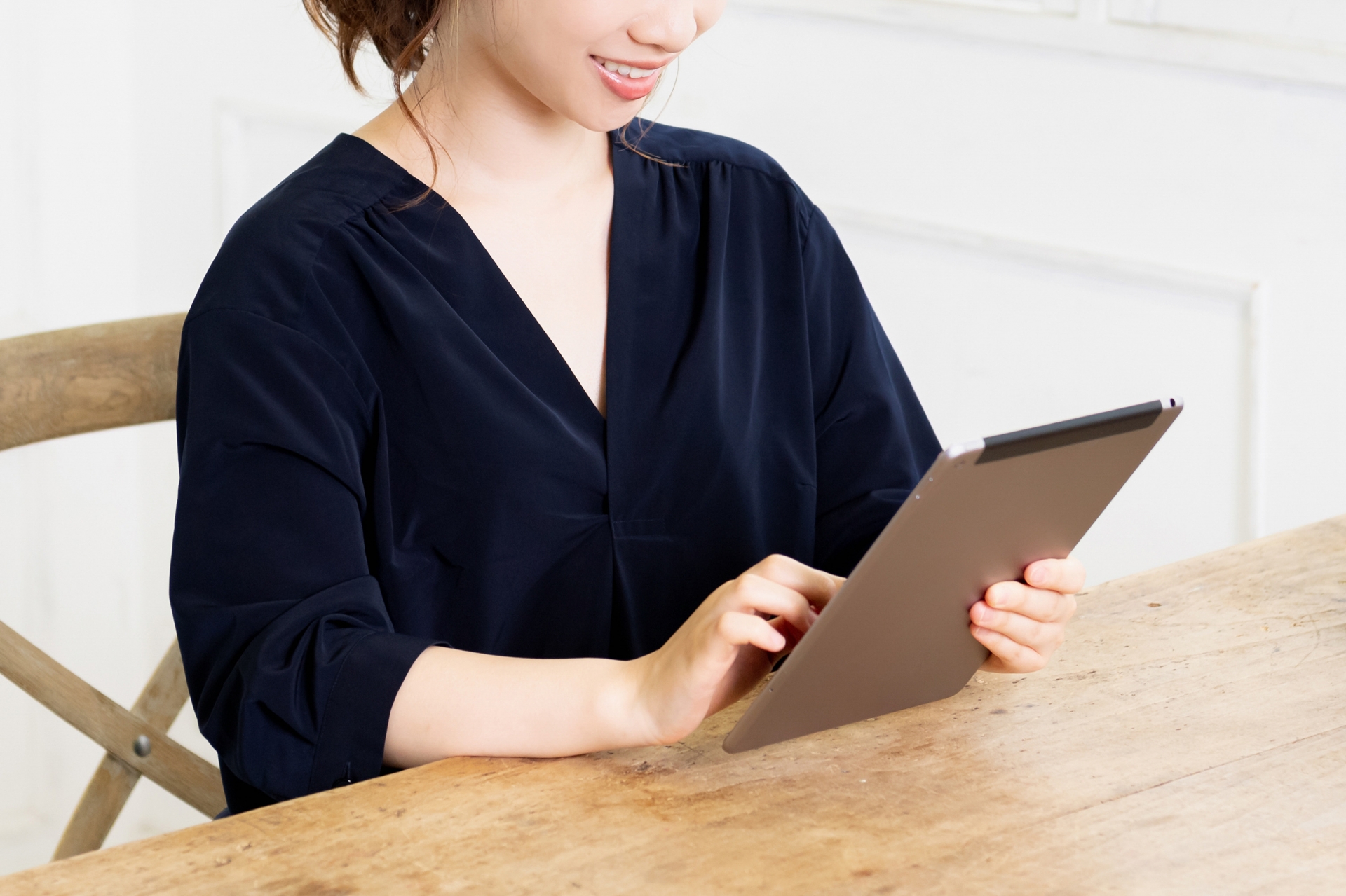 タブレット端末を使う若い女性