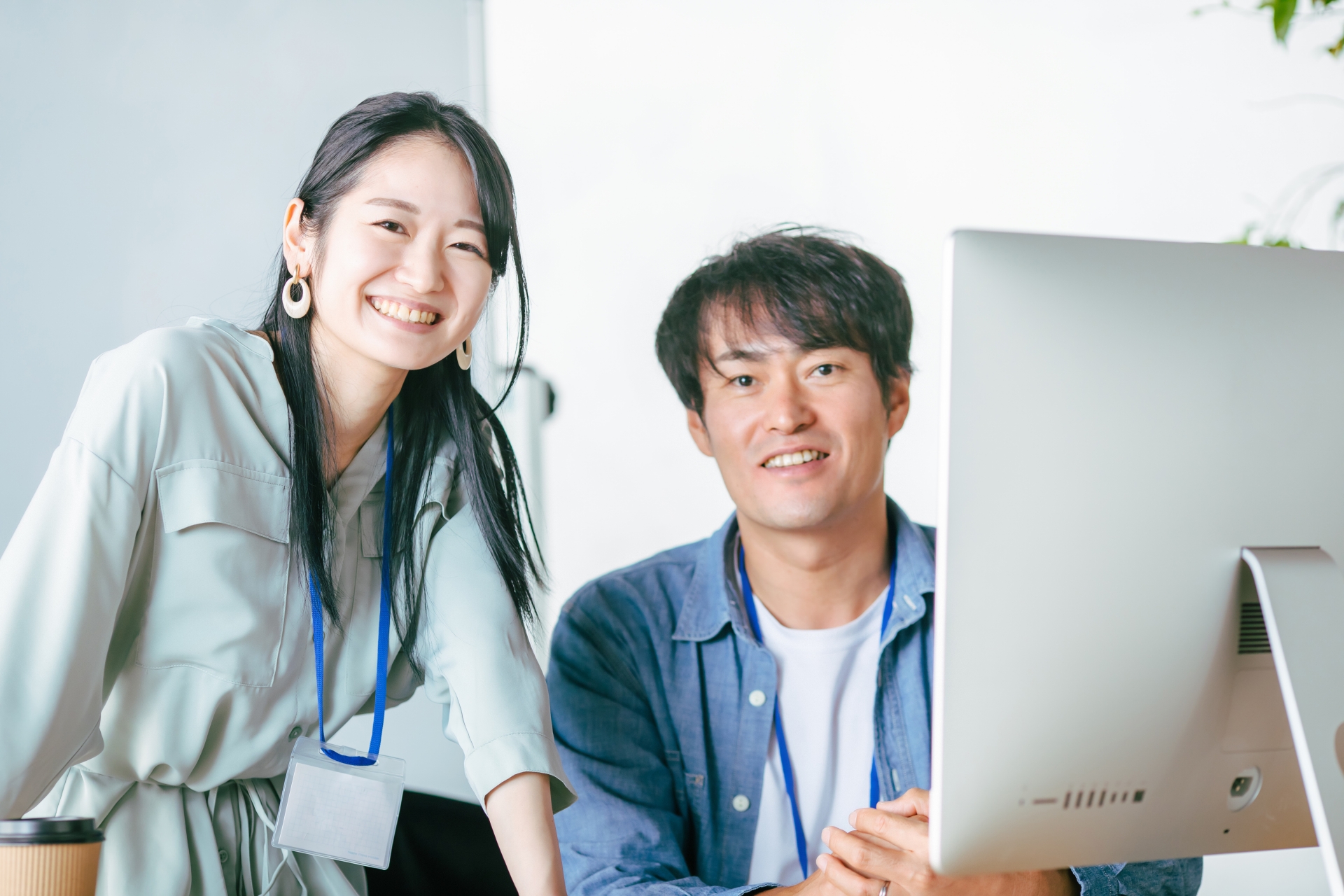 笑顔でこちらを見ている男女