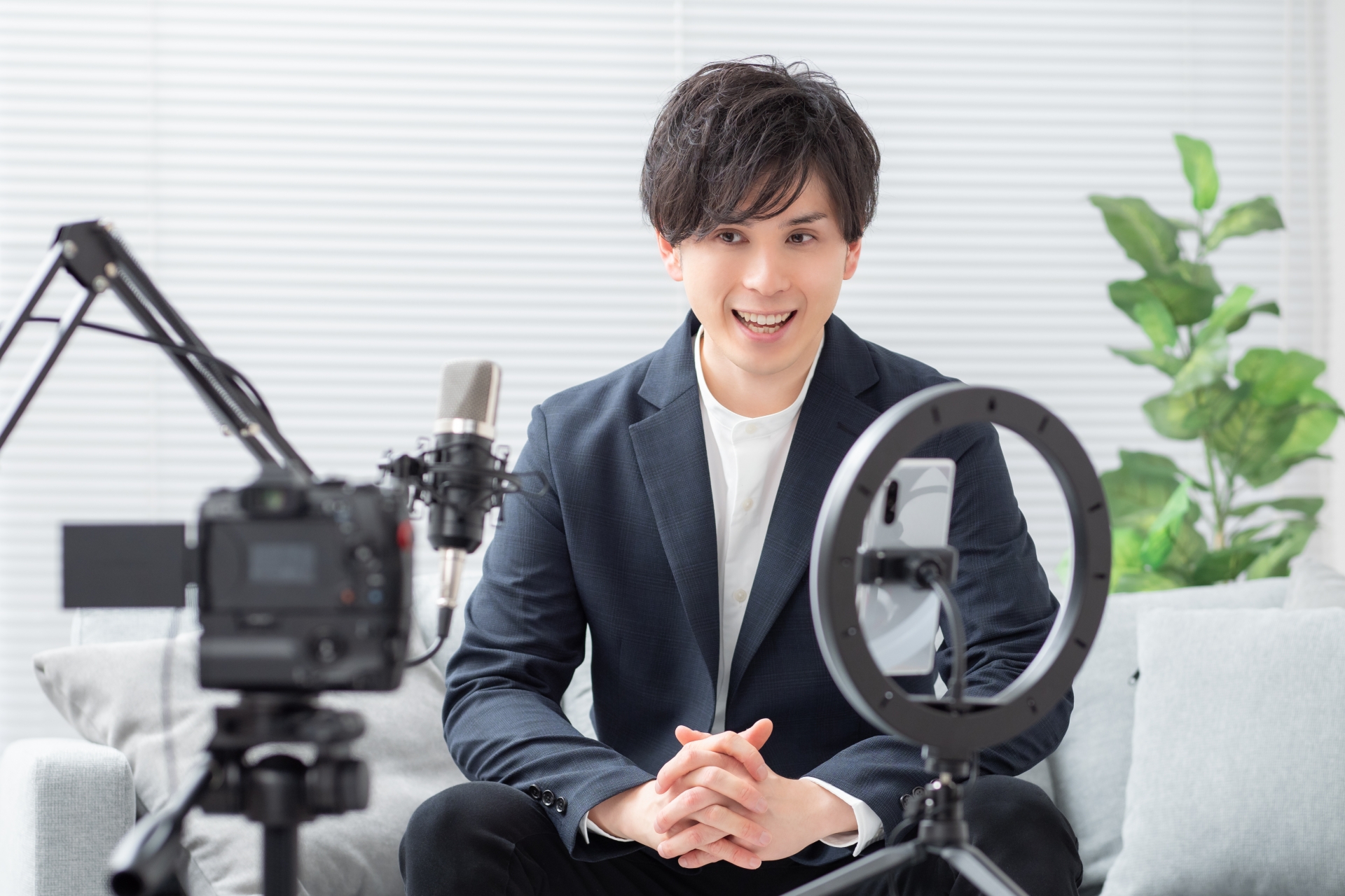 動画配信をする男性のイメージ