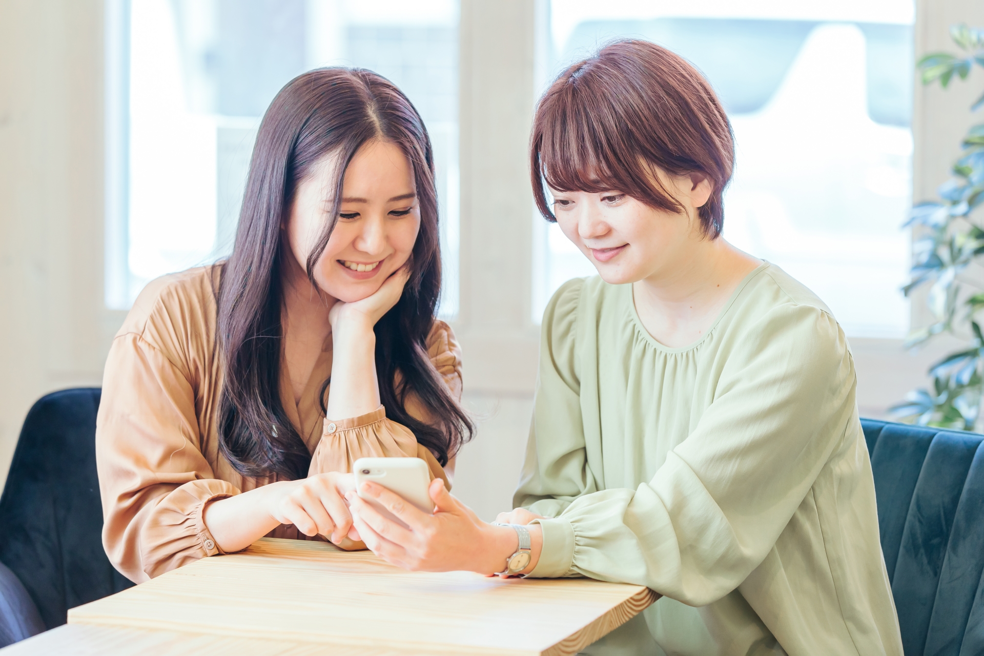 スマホを見る女性たち