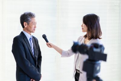 インタビュー動画制作の費用相場｜費用を抑える方法や制作前にやっておくことを解説