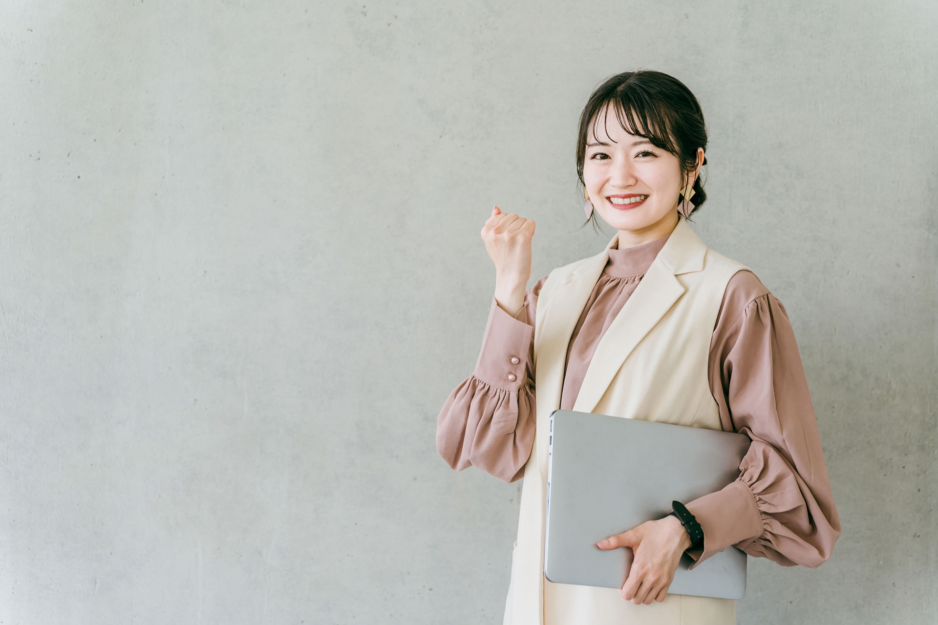 ガッツポーズの女性
