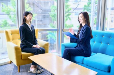 おしゃれなインタビュー動画を作ろう｜期待できる効果や制作のポイント、事例を解説